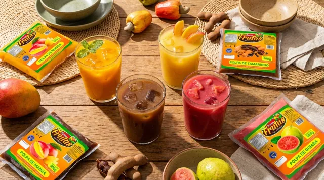 Mesa com polpas Parnafrutas e copos de suco natural